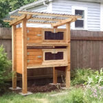 Cobertizo para codornices de patio trasero con dos jaulas apiladas construido a partir de los planos de The Quail Hutch