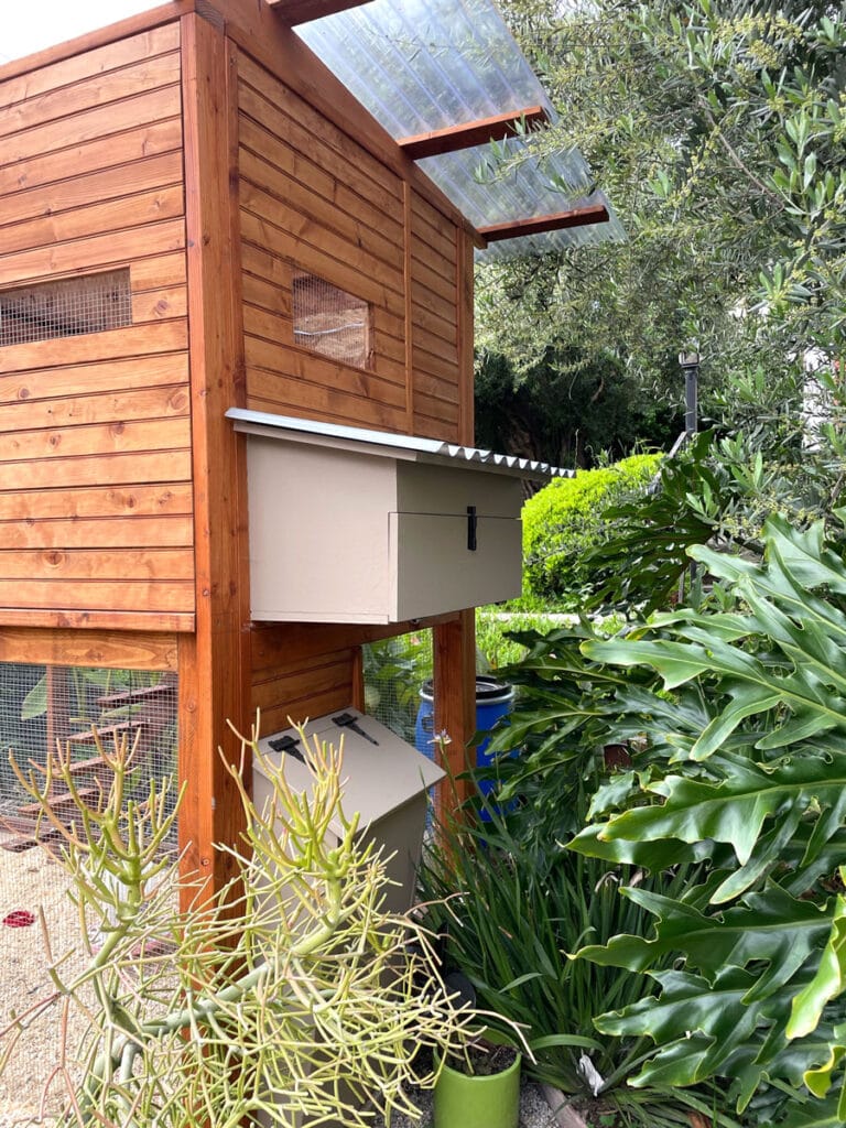 External nesting box for a do-it-yourself chicken coop